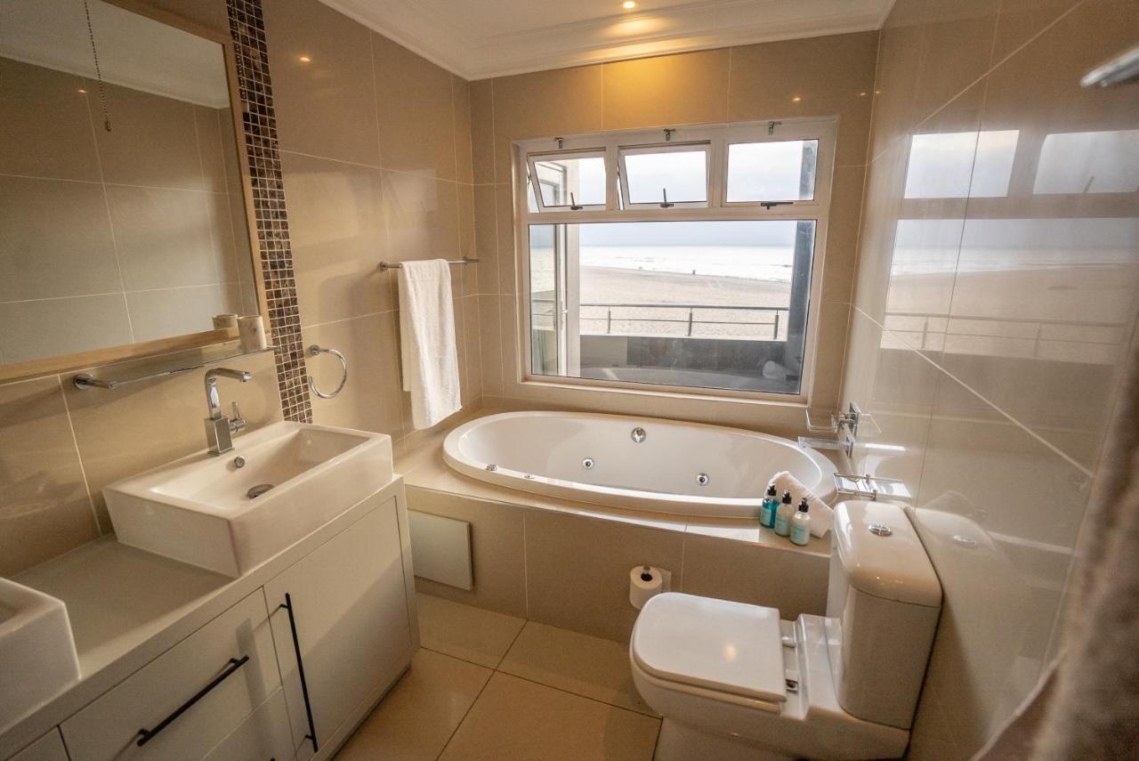 Deja Blue Beachfront Villa, Newly Renovated Langstrand Екстериор снимка