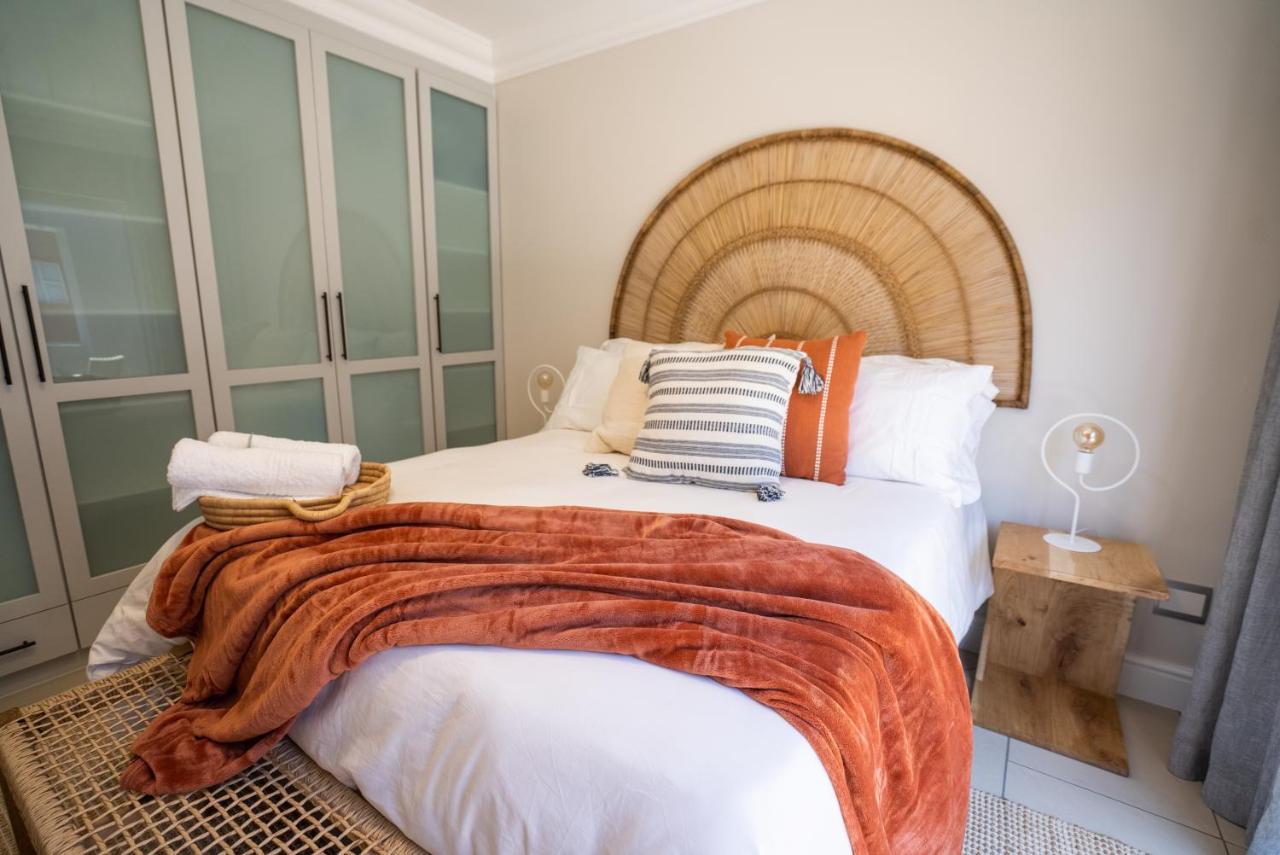 Deja Blue Beachfront Villa, Newly Renovated Langstrand Екстериор снимка
